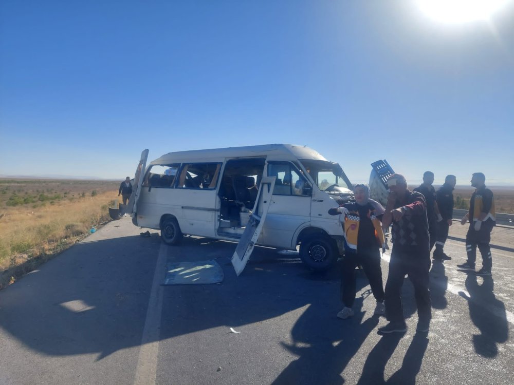 Lastiği patlayan yolcu minibüsü devrildi: 1 ölü, 11 yaralı