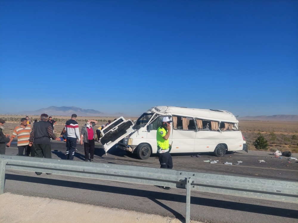 Lastiği patlayan yolcu minibüsü devrildi: 1 ölü, 11 yaralı