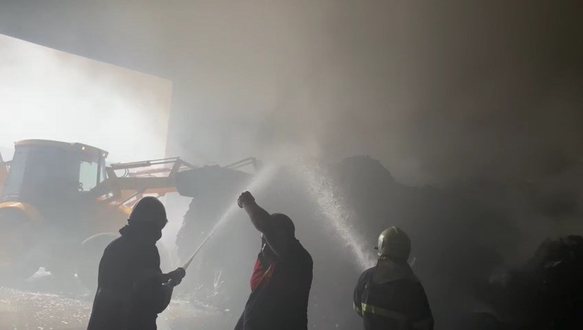 Geri dönüşüm fabrikasında yangın: Çok sayıda ekip sevk edildi