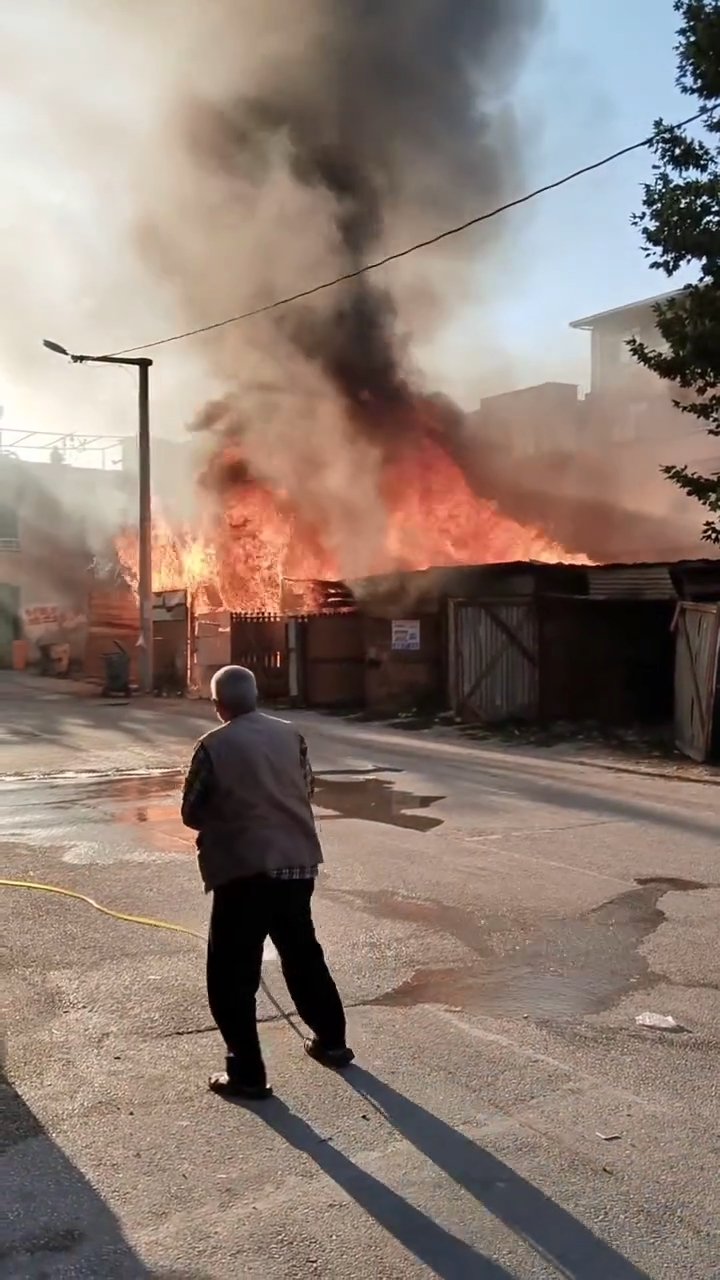 Mahallelinin yaptığı garaj alev alev yandı