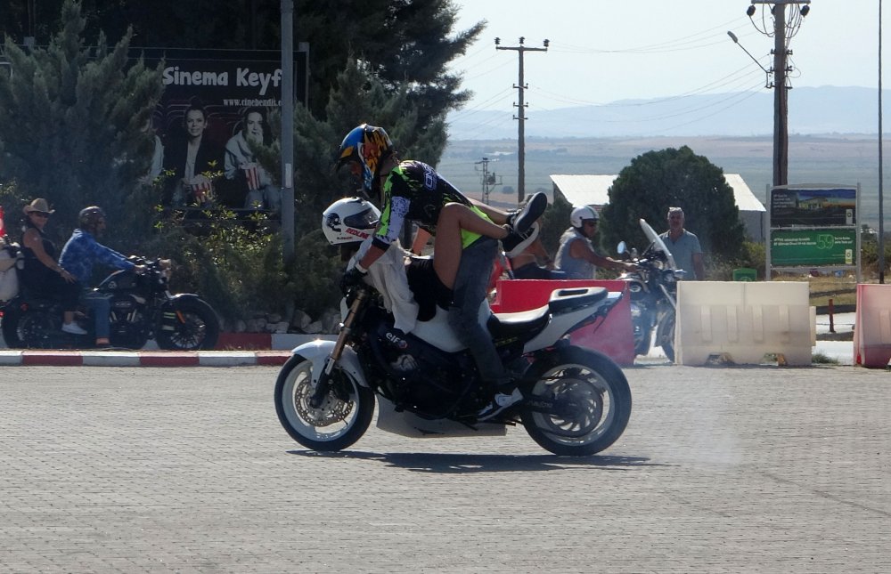 Motosiklet festivalinde akrobasi gösterisi