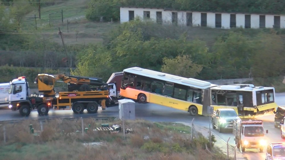 Rampayı çıkamayarak kaymaya başlayan İETT otobüsü devrildi