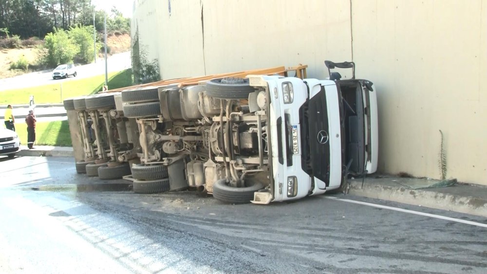 Virajı alamayan kamyon yan yattı: Yol trafiğe kapandı