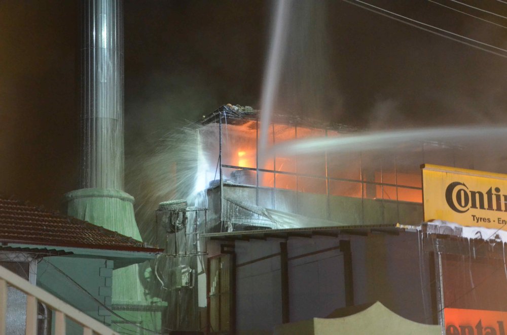 Kauçuk fabrikasında korkutan yangın: Eve, oto lastik dükkanı ve camiye sıçradı