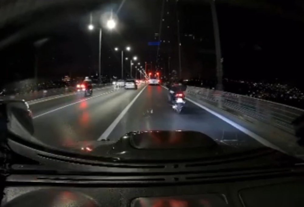 Motosikletli trafik polisine köprüde araba çarptı!
