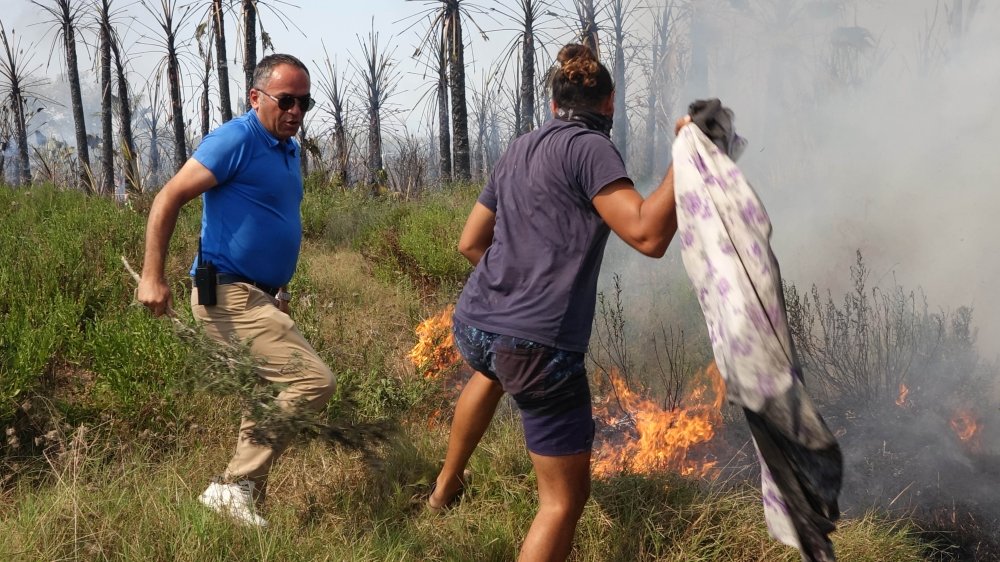 Antalya'da otluk alanda yangın: Teknelere ve ormana sıçradı