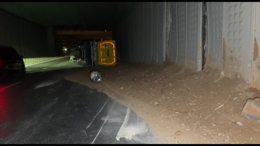 Hafriyat kamyonu yan yattı: Trafik tek şeritten sağlandı