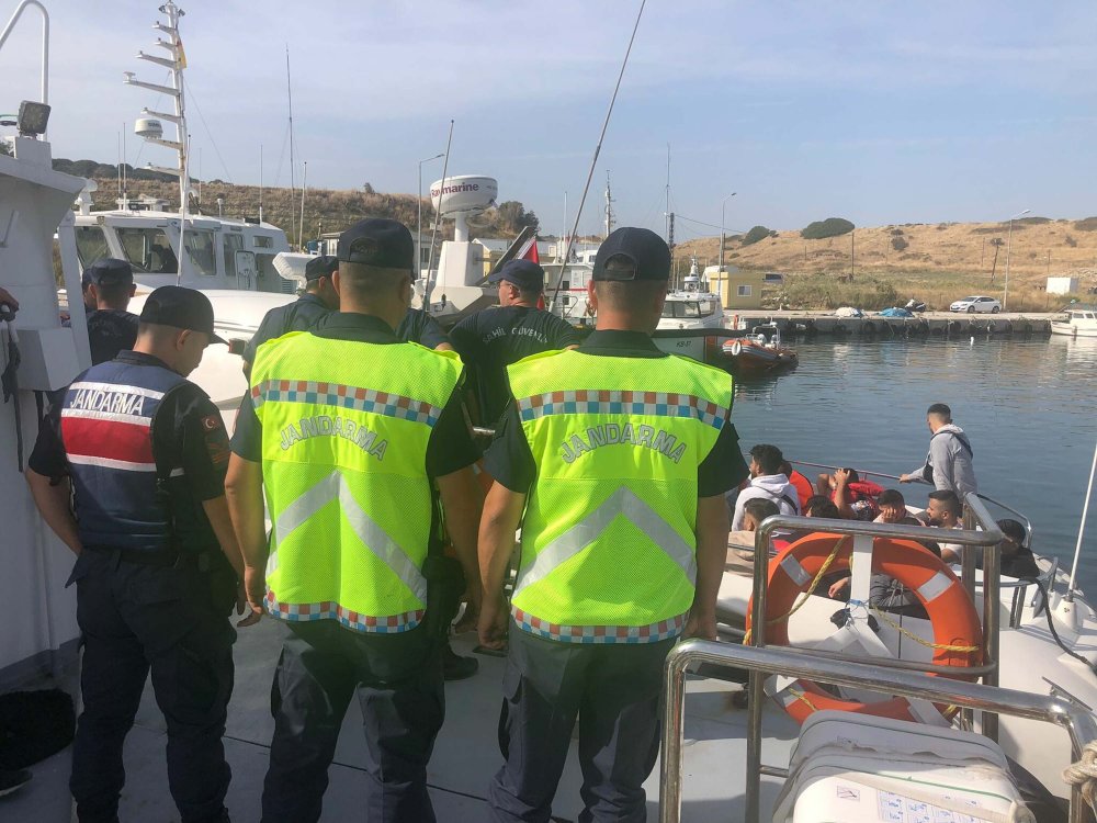Alkollü kaptanın yelkenlisinden 25 kaçak göçmen çıktı!