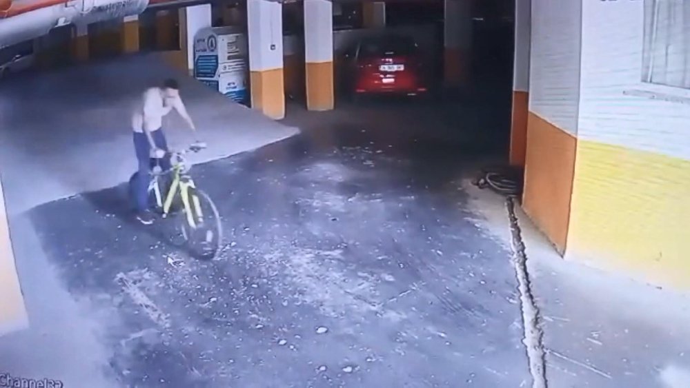 Sitelerden bisiklet çalan şüpheli kameralara yakalandı