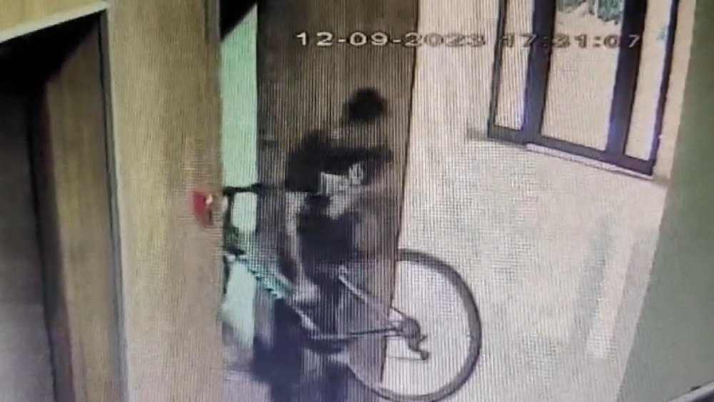 Sitelerden bisiklet çalan şüpheli kameralara yakalandı