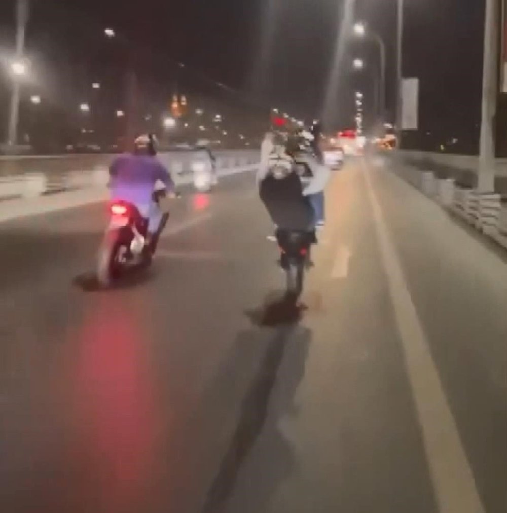 Motosiklet sürücüsünün köprü üzerindeki tehlikeli şovu...