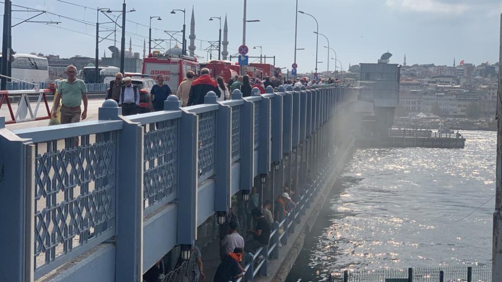 Galata Köprüsü’nde yangın paniği: Dumana aldırış etmeden balık tutmaya devam ettiler