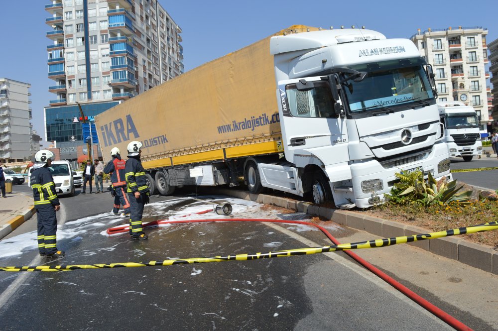 Polisin dur ihtarına uymadı, kaçarken araçlara çarptı: TIR'a ateş açıldı