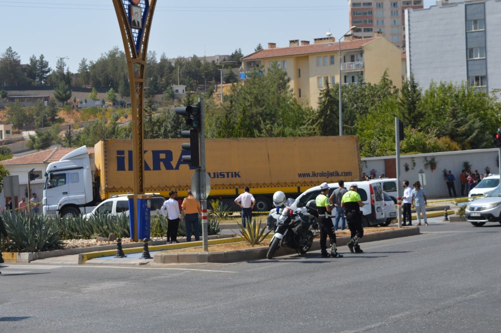 Polisin dur ihtarına uymadı, kaçarken araçlara çarptı: TIR'a ateş açıldı