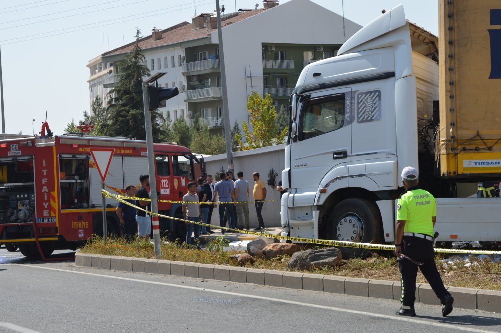 Polisin dur ihtarına uymadı, kaçarken araçlara çarptı: TIR'a ateş açıldı