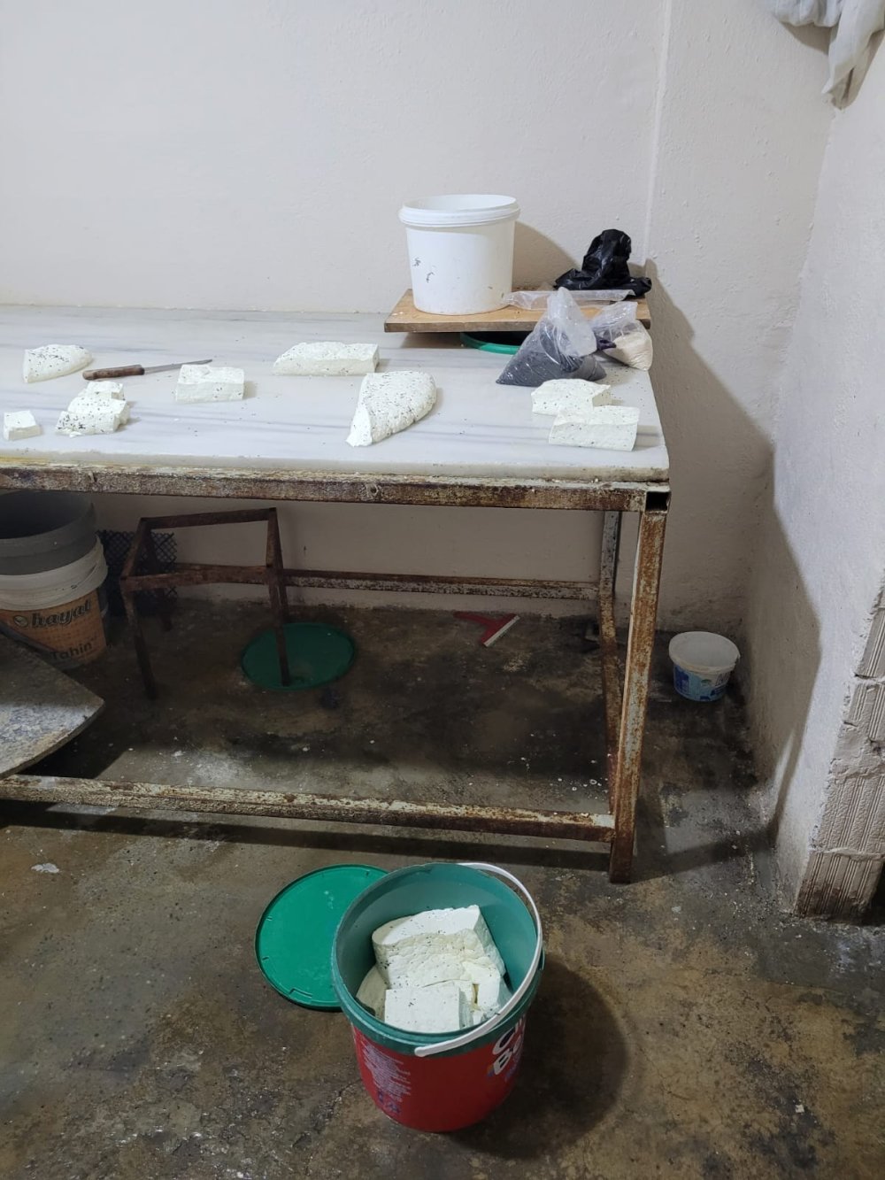 Sağlıksız koşullarda peynir ve kaymak üretimi: İşletme sahibi Suriye uyruklu