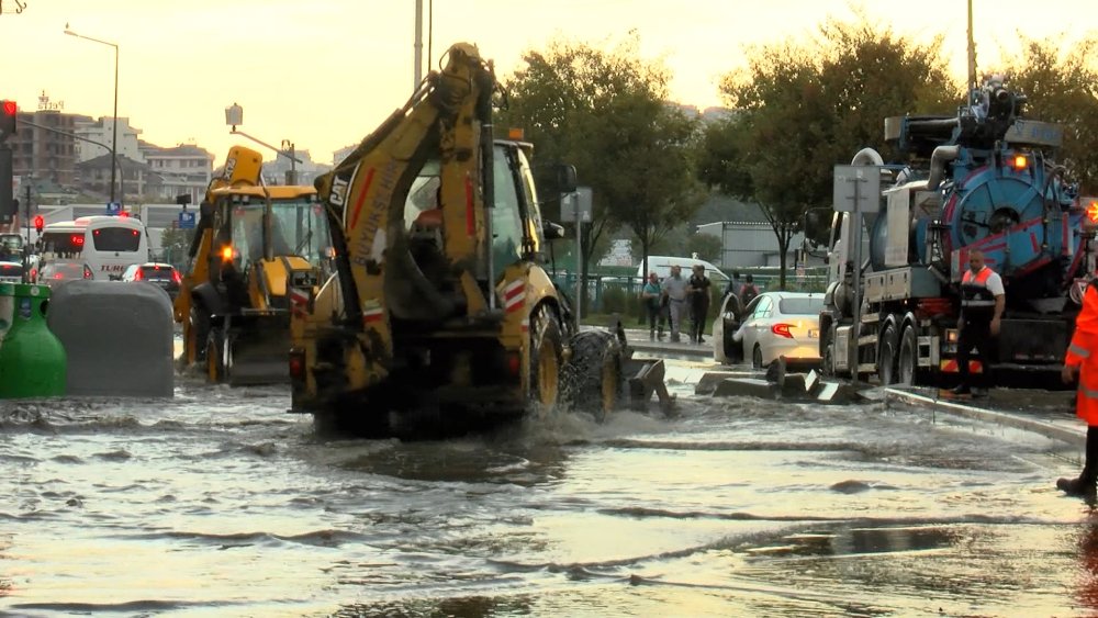 Caddeyi basan su orta refüj kırılarak tahliye edildi: Esnaf duruma isyan etti