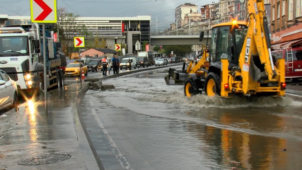 Caddeyi basan su orta refüj kırılarak tahliye edildi: Esnaf duruma isyan etti