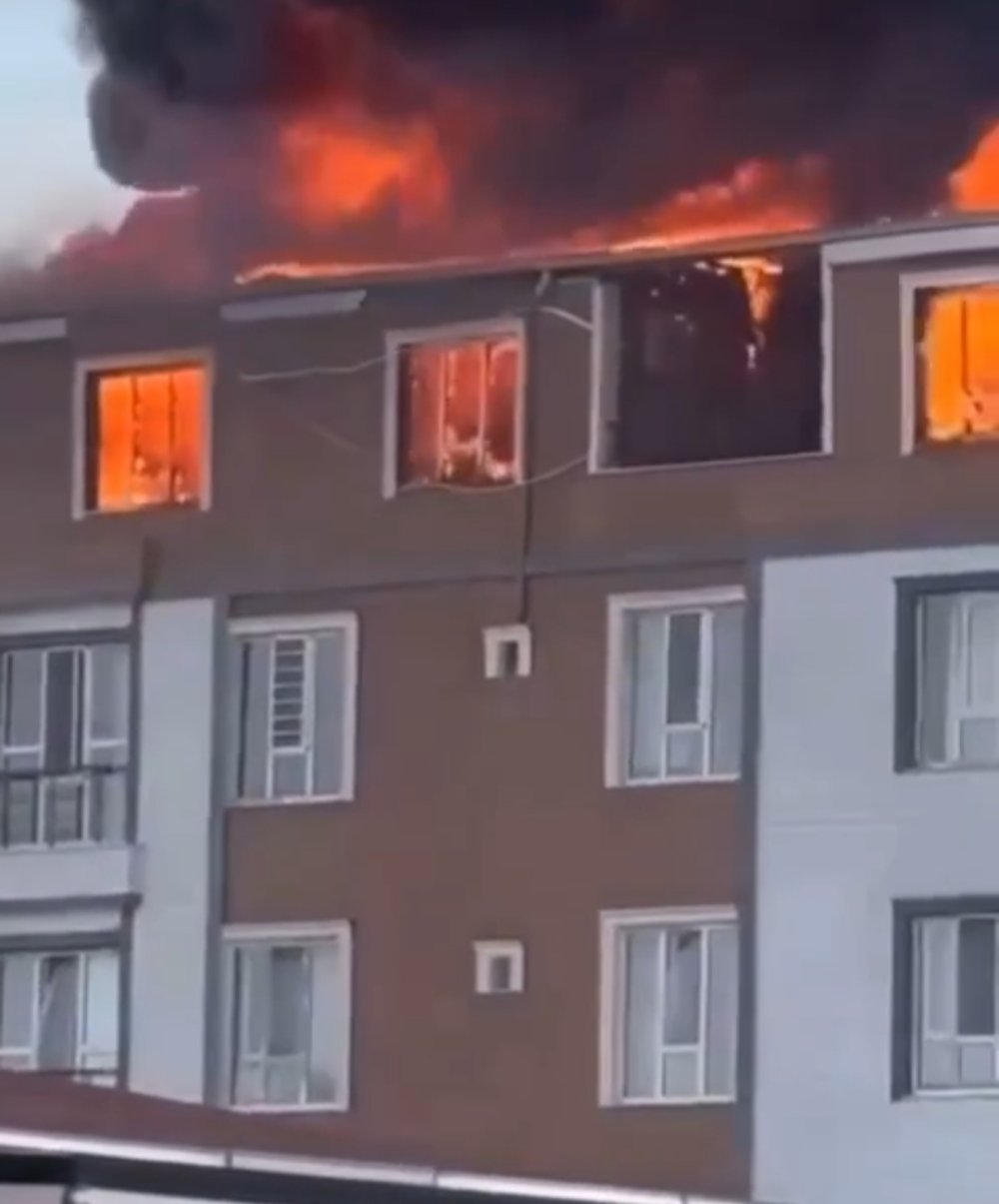 Çatı katında çıkan yangın büyüdü: 6 daire kullanılmaz hale geldi
