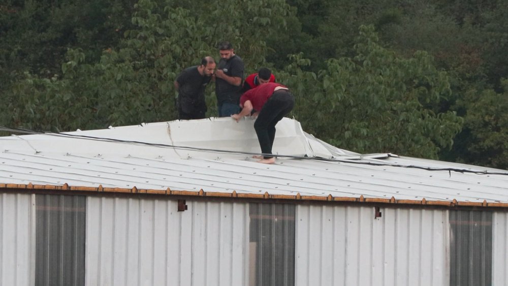 Fabrikayı su bastı: Çalışanlar çatıda mahsur kaldı
