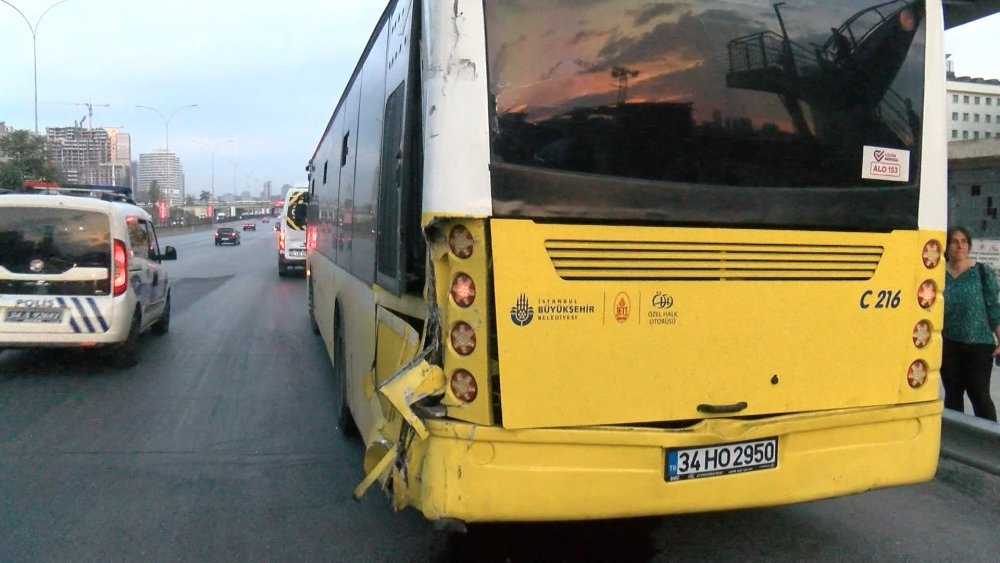 İETT otobüsleri ile minibüs kazaya karıştı: Trafik felç oldu