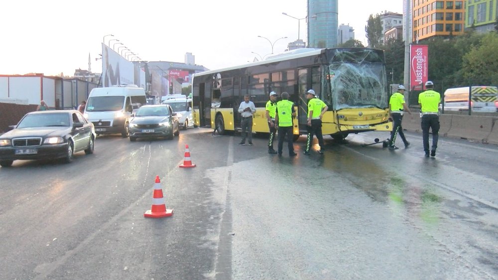İETT otobüsleri ile minibüs kazaya karıştı: Trafik felç oldu