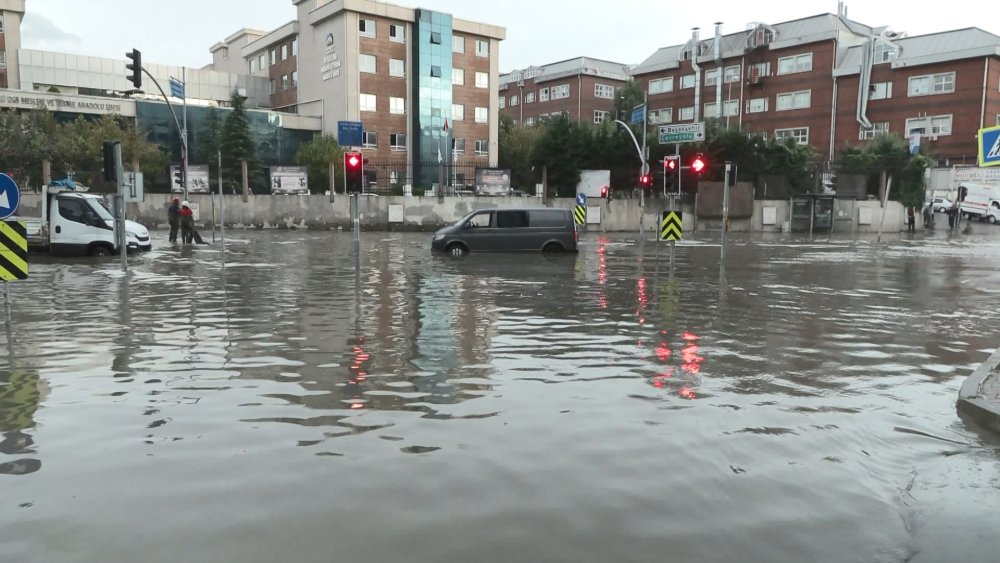 Yağış nedeniyle araçlar yolda kaldı, bazıları suda sürüklendi
