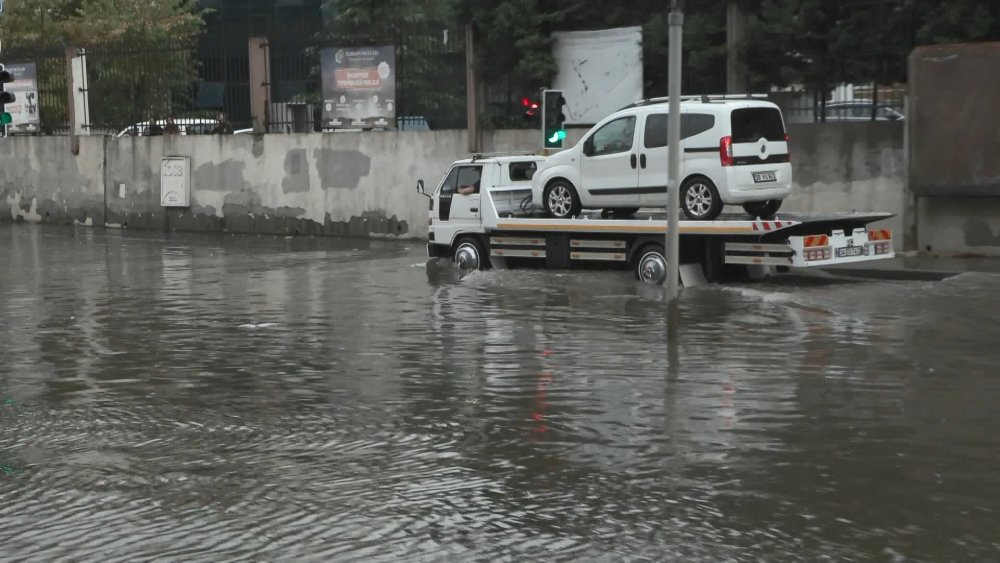 Yağış nedeniyle araçlar yolda kaldı, bazıları suda sürüklendi