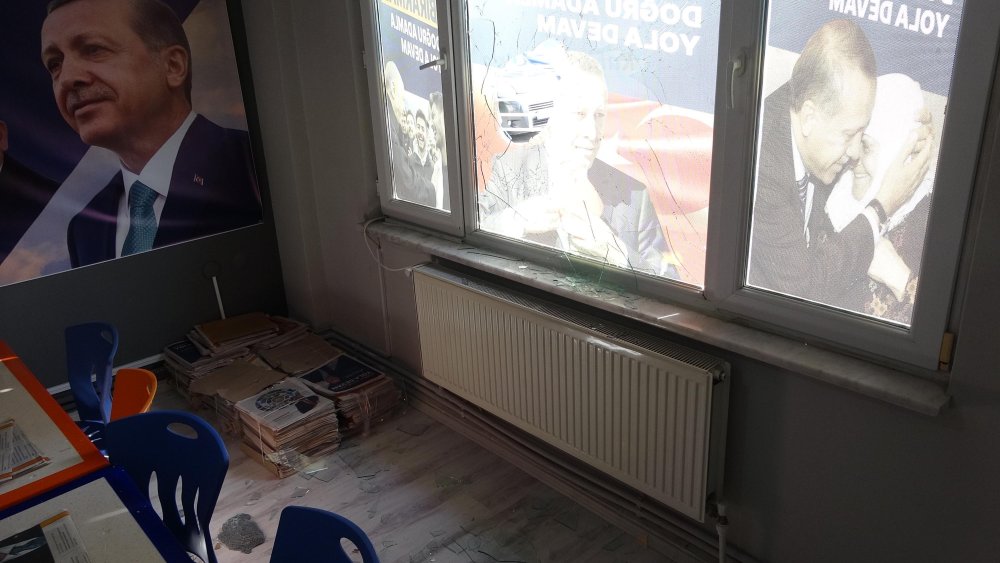 AK Parti'nin seçim irtibat ofisine saldırı
