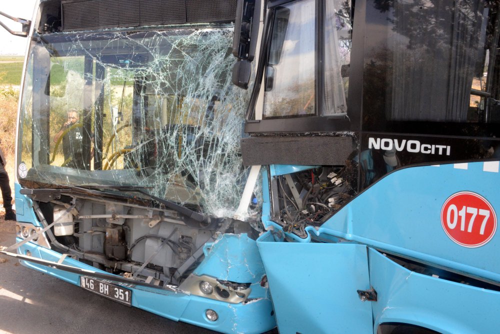 Belediye otobüsü ile halk otobüsü çarpıştı: Yaralılar var