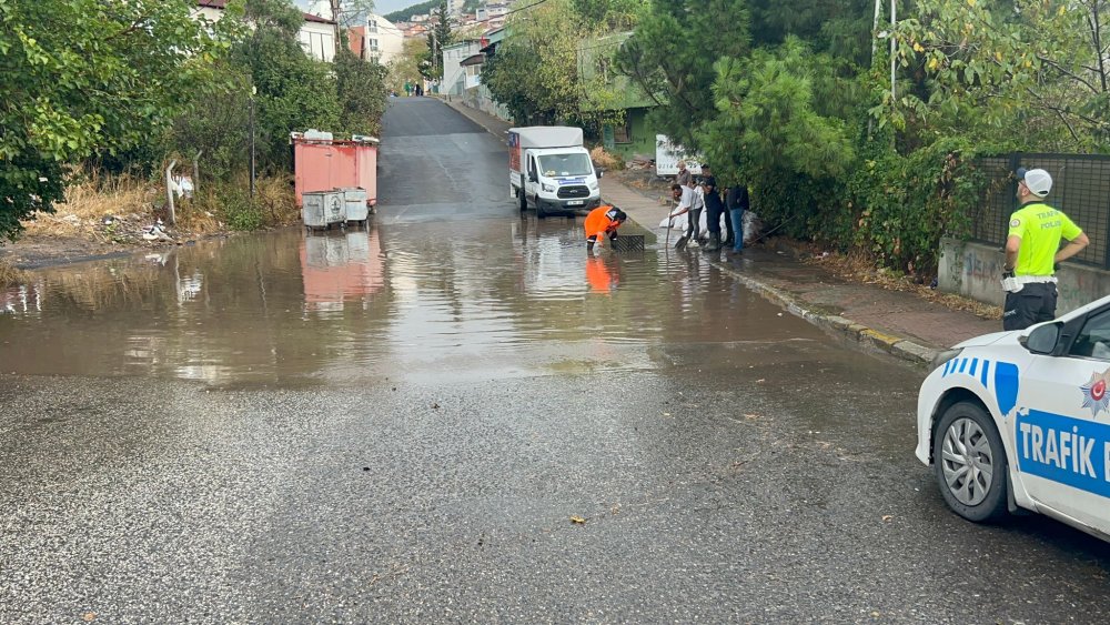 İstanbul'da kuvvetli yağış: Cadde ve alt geçit göle döndü
