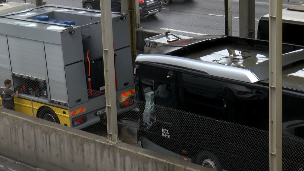 İki metrobüs çarpıştı: 4 yaralı