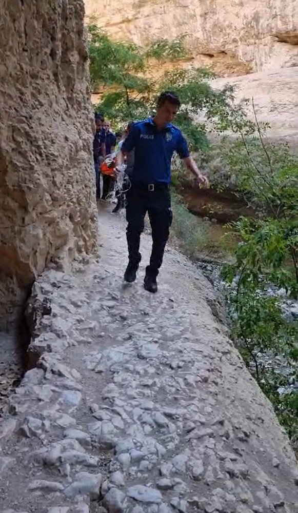 Tarihi kalenin dehlizine düştü: Doktoru 1,5 kilometre sedyeyle taşıdılar