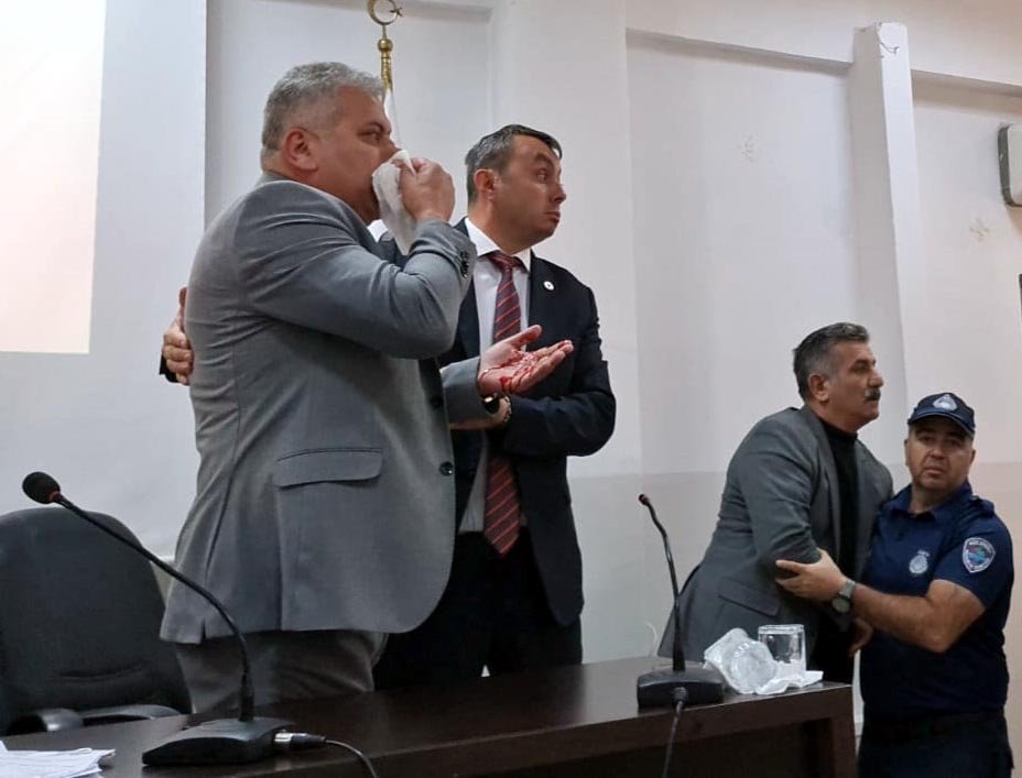 Belediye meclis toplantısında ortalık karıştı: MHP'li üye CHP'li üyenin burnunu kırdı