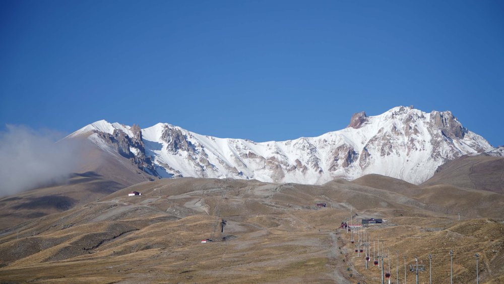 Dağın zirvesi karla kaplandı: Hava sıcaklıkları ise 10 dereceye kadar düştü