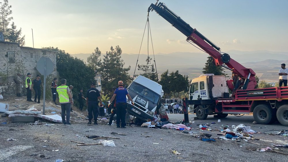 Freni boşalan kamyon araçlara çarptı: Çok sayıda ölü ve yaralı var