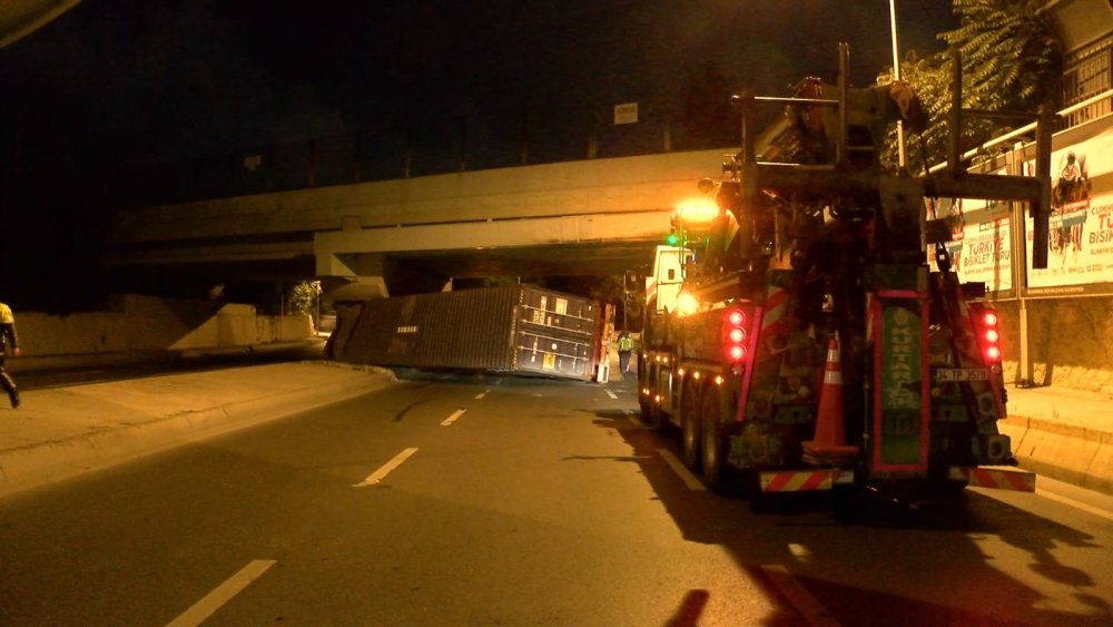 Köprünün altına çarpan TIR devrildi, yol trafik kapatıldı: Yaralılar var