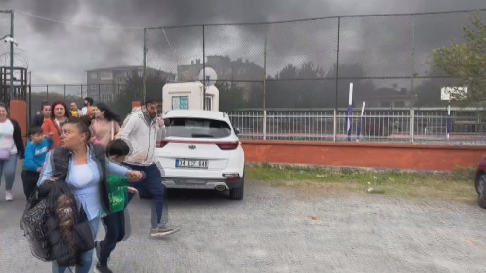 Lastik deposunda yangın: Öğrenciler tahliye edildi