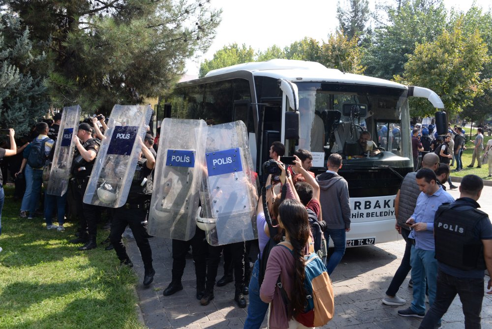 Öcalan yürüyüşü: Polis müdahale etti, aralarında vekillerinde olduğu 90 kişi gözaltında