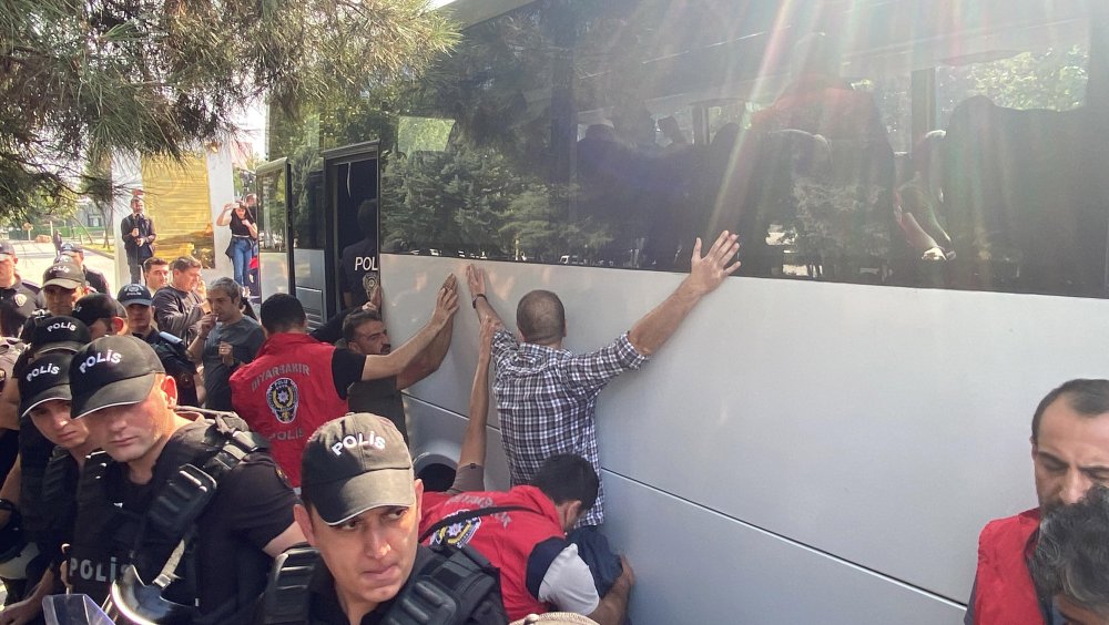 Öcalan yürüyüşü: Polis müdahale etti, aralarında vekillerinde olduğu 90 kişi gözaltında