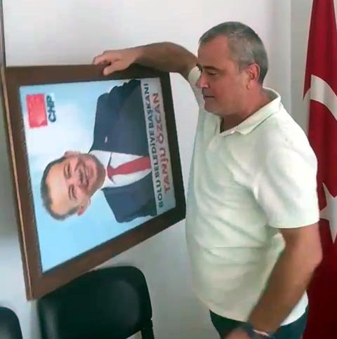 Tanju Özcan'ın fotoğrafı çöpe atıldı!