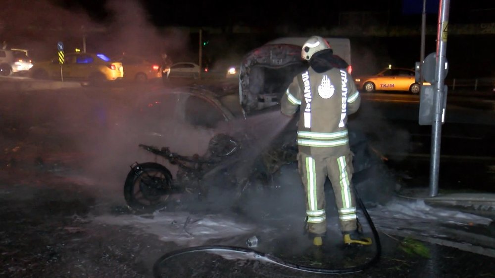 Feci kaza! Taksi ile motosiklet alev alev yandı: 1 ölü, 1 yaralı