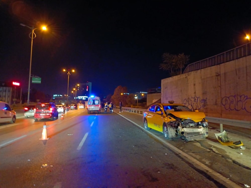 TEM bağlantı yolunda trafiği birbirine katan kaza: Yaralılar var