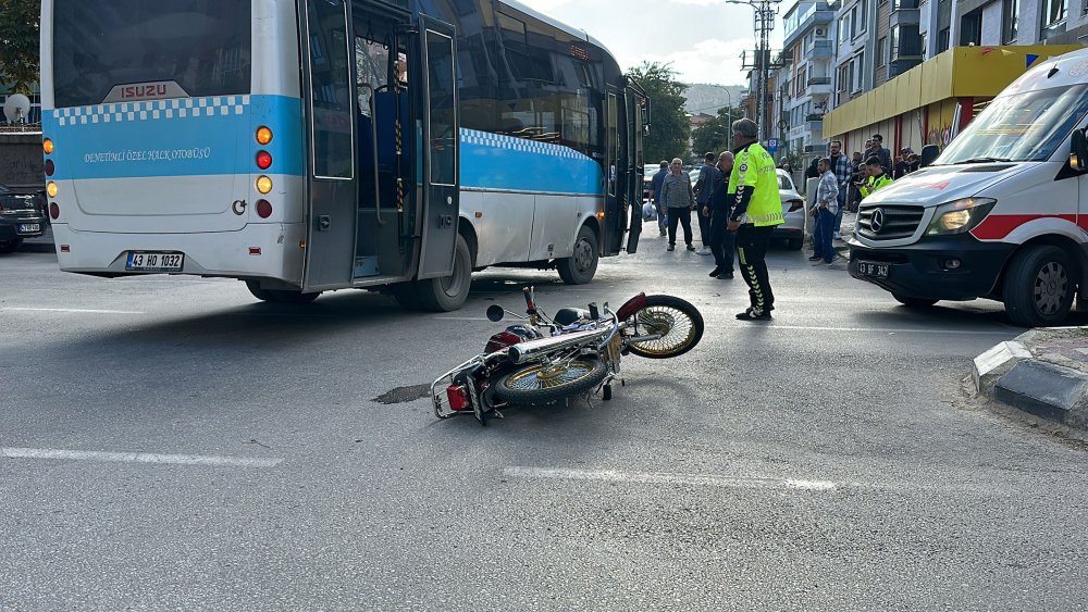 Motosikletli halk otobüsüne çarptı, ağır yaralandı