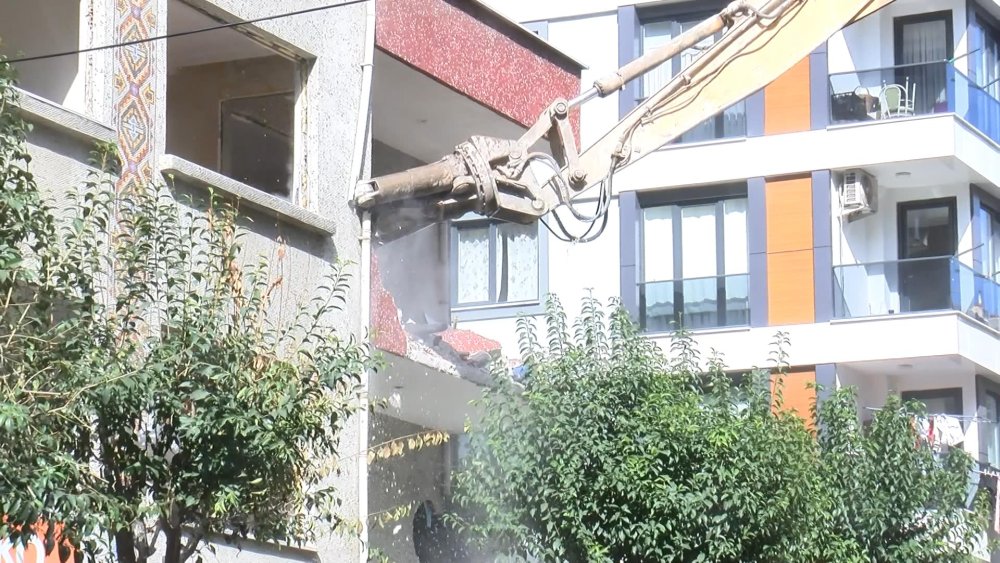 3 kişi hayatını kaybetmişti: Apartmanın yıkımı başladı