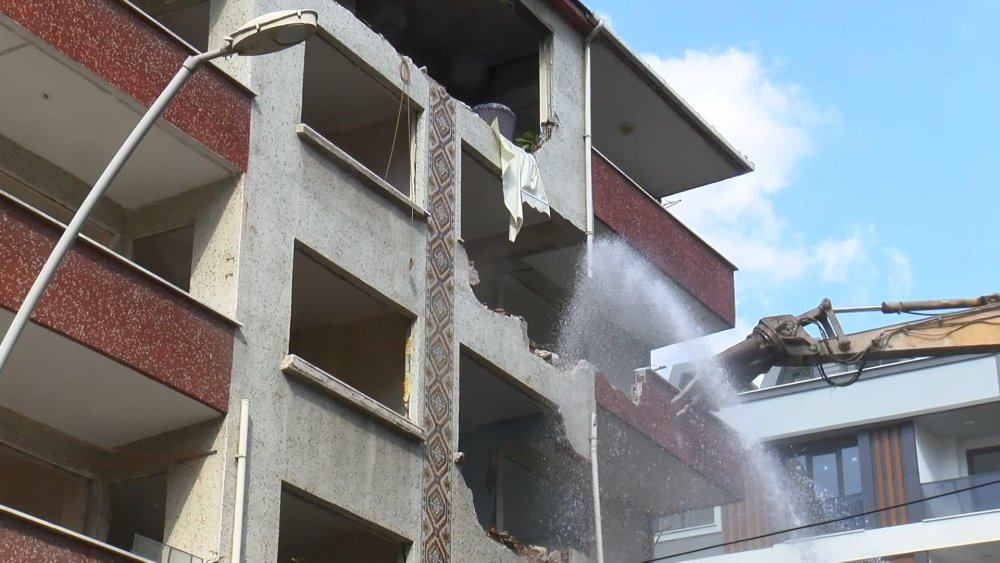 3 kişi hayatını kaybetmişti: Apartmanın yıkımı başladı