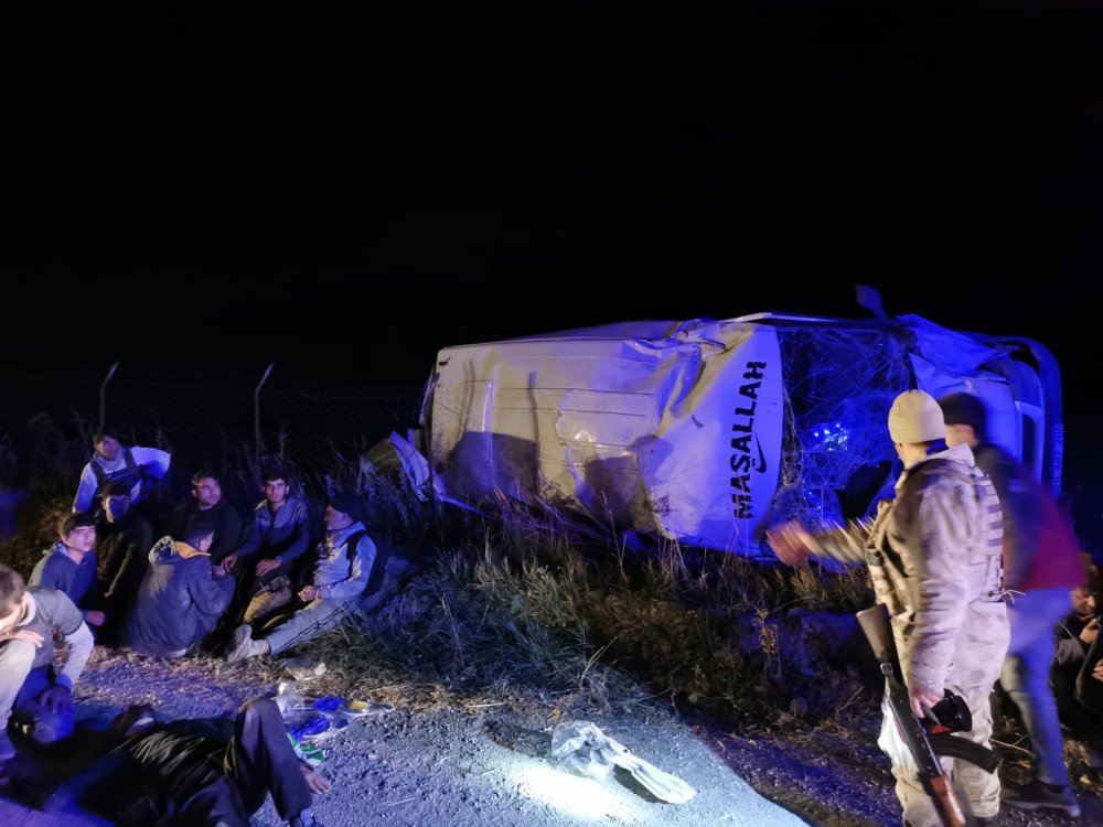 Kaçak göçmenlerin taşındığı minibüs kaza yaptı! 5 kişi olay yerinden kaçtı: 20 yaralı