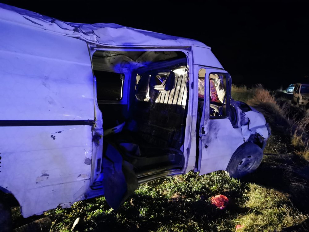 Kaçak göçmenlerin taşındığı minibüs kaza yaptı! 5 kişi olay yerinden kaçtı: 20 yaralı