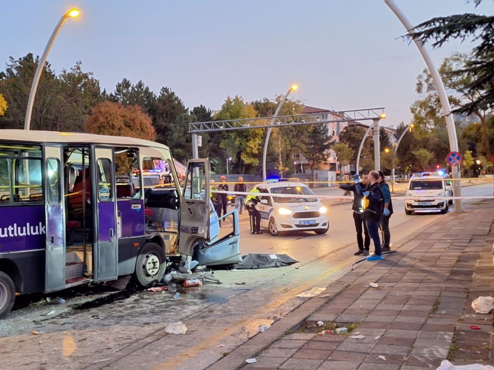 Feci kaza: Otomobil ve minibüs kafa kafaya çarpıştı