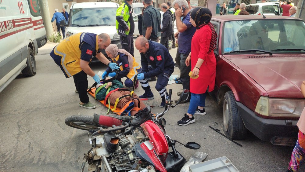 Hafif ticari araçla çarpışan motosikletteki dede- torun yaralandı